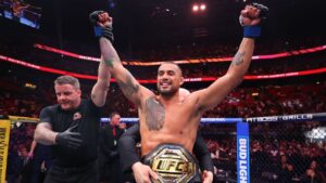 Carlos Ulberg supera joelho 'estourado', acaba com Jiri Prochazka no 1° round e conquista o cinturão dos meio-pesados
