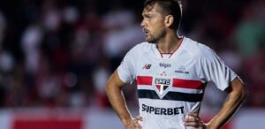 Desfalques abrem espaço para ala de 'encostados' com Crespo