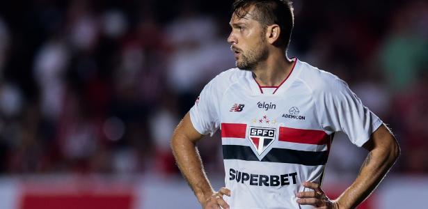 Desfalques abrem espaço para ala de 'encostados' com Crespo