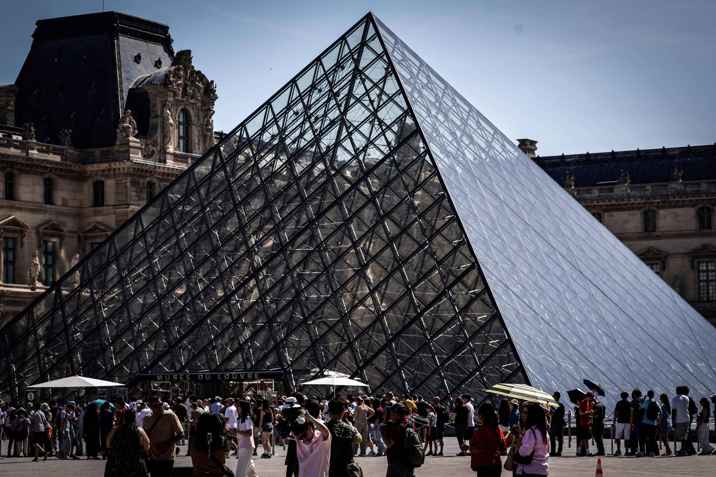 Ladrões do Louvre dizem que mandante queria mais joias – 13/07/2026 – Ilustrada