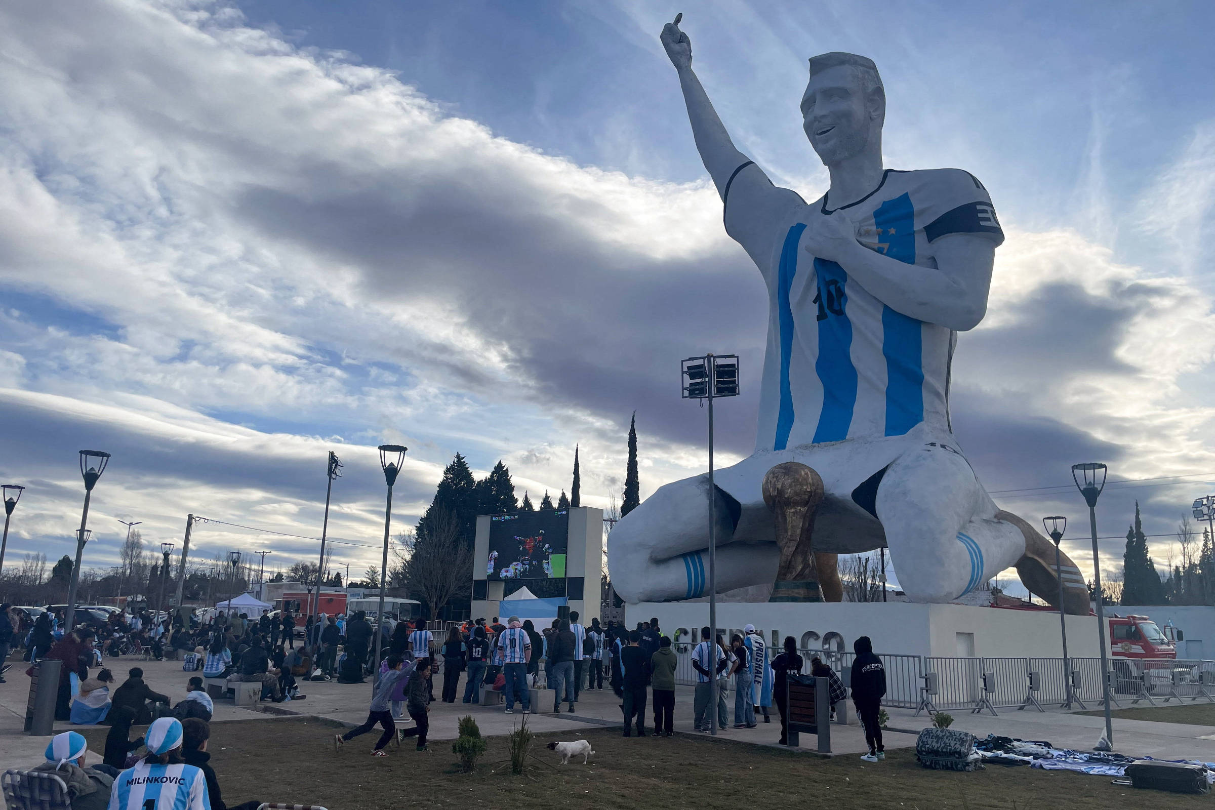 Copa: Argentinos festejam final com estátua de Messi – 15/07/2026 – Esporte
