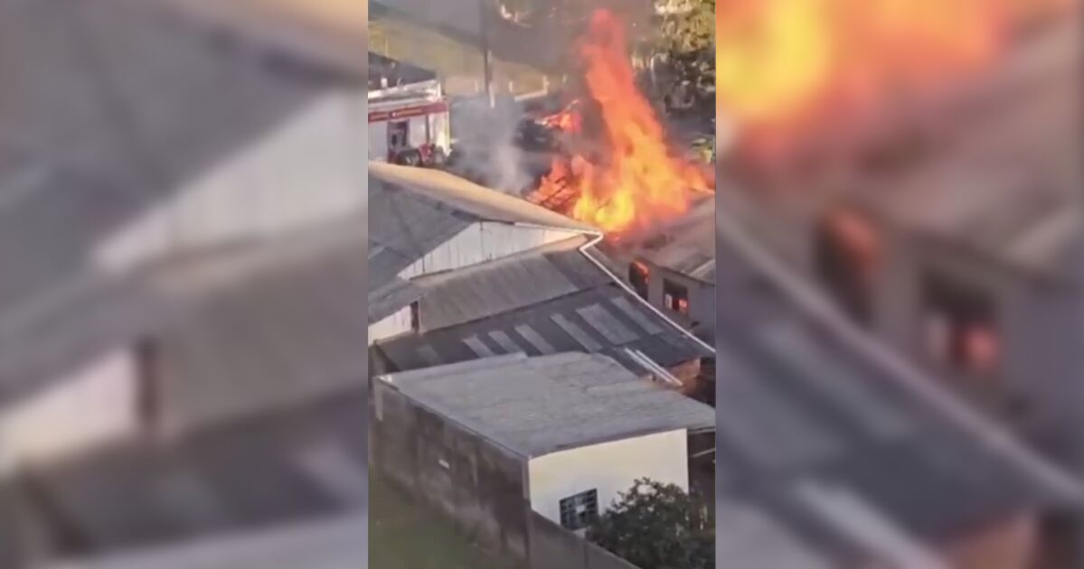 Homens quebram parede e resgatam vítima de casa em chamas no PR; veja o vídeo