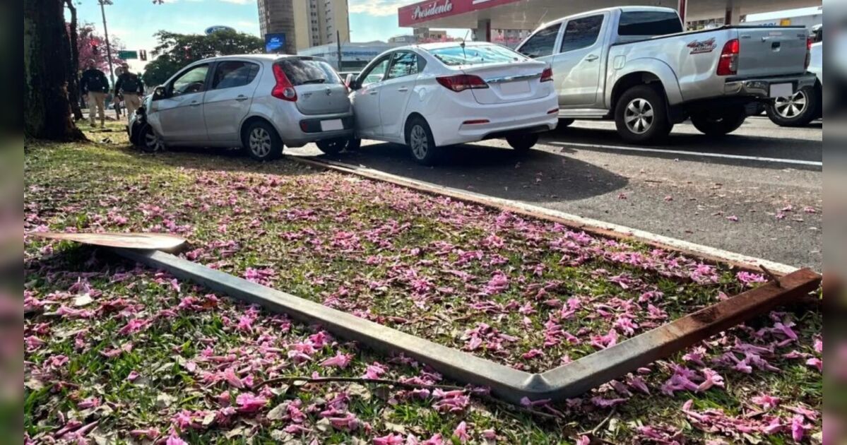 Idoso de 92 anos fica ferido ao bater o carro que ele conduzia em Maringá
