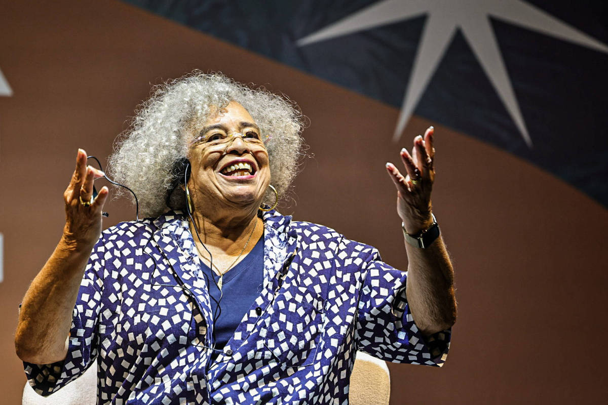 Angela Davis diz que Brasil não pode eleger Bolsonaros – 25/07/2026 – Ilustrada
