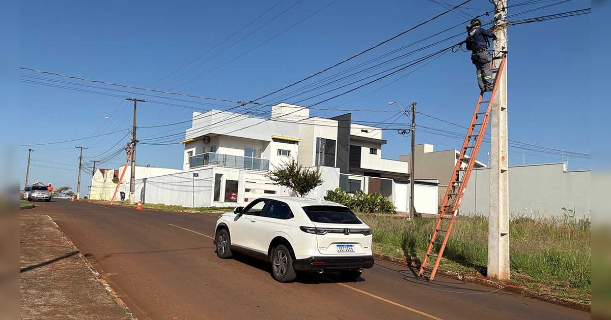 Mutirão retira cerca de 500 quilos de materiais sem uso da rede aérea em Ivaiporã