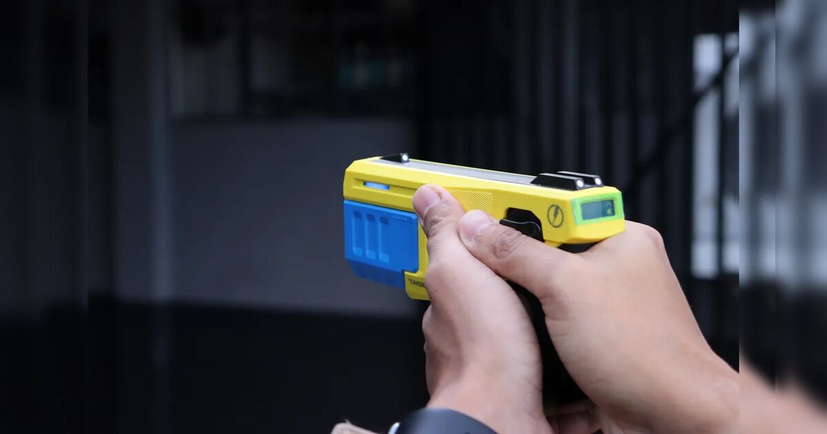 Homem armado com facão ameaça familiares e é contido com taser em Rio Bom