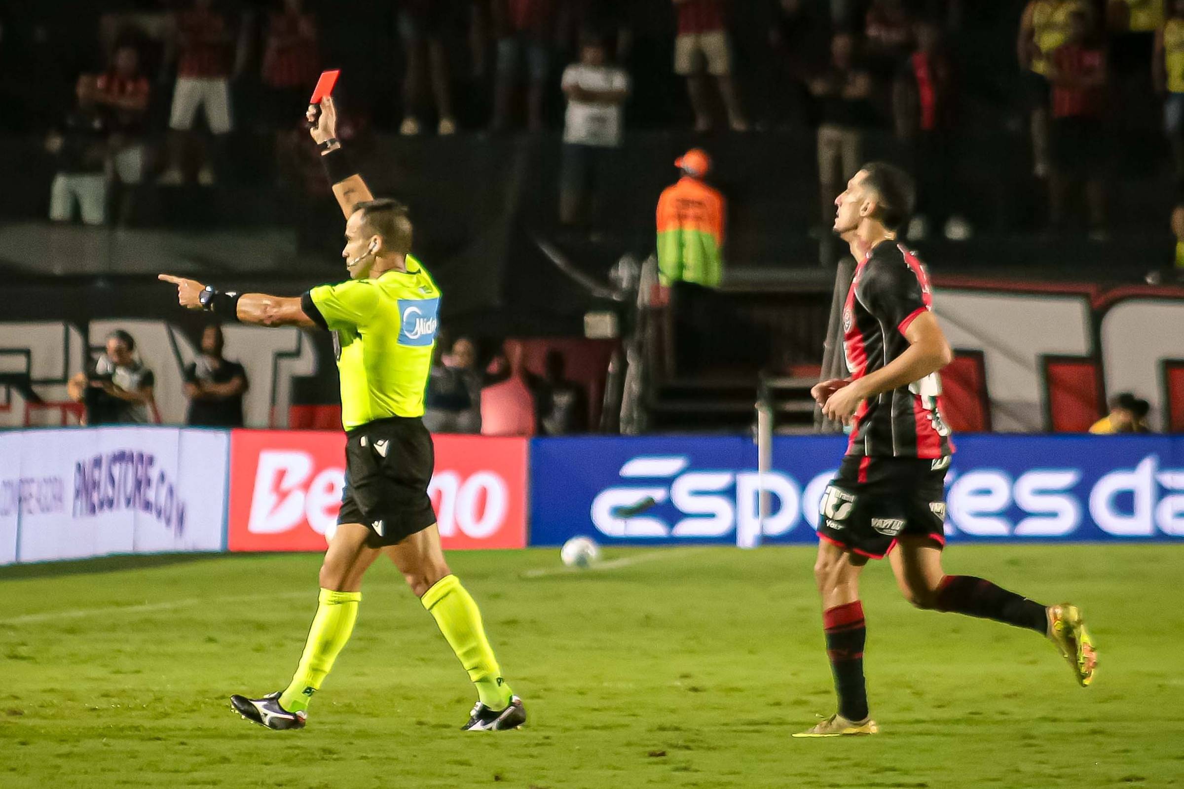 Em jogo polêmico, Palmeiras dispara – 30/07/2026 – Esporte