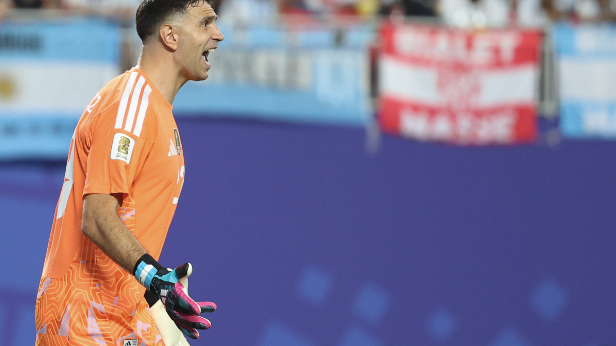 Así juega 'Dibu' Martínez, el portero que para la mitad de los penaltis intimidando a los rivales: "Mirá que te como, hermano"