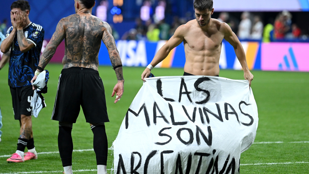 Los jugadores de Argentina sacan una bandera de ‘Las Malvinas son argentinas’