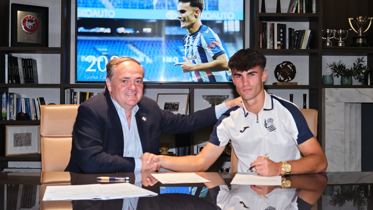 La Real amplía el contrato del prometedor delantero canterano Carrera hasta 2031