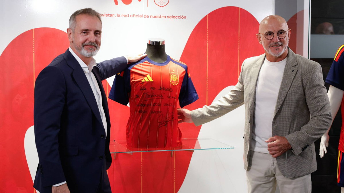 Luis de la Fuente la entrega al Museo de Movistar