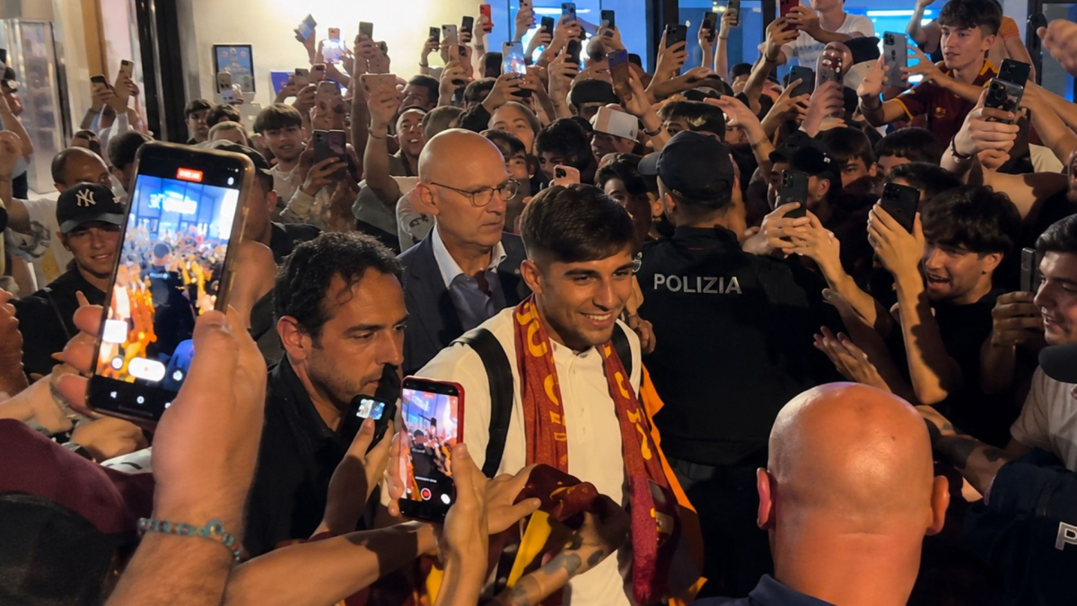 Baño de masas para Santiago Castro: espectacular recibimiento de la afición de la Roma