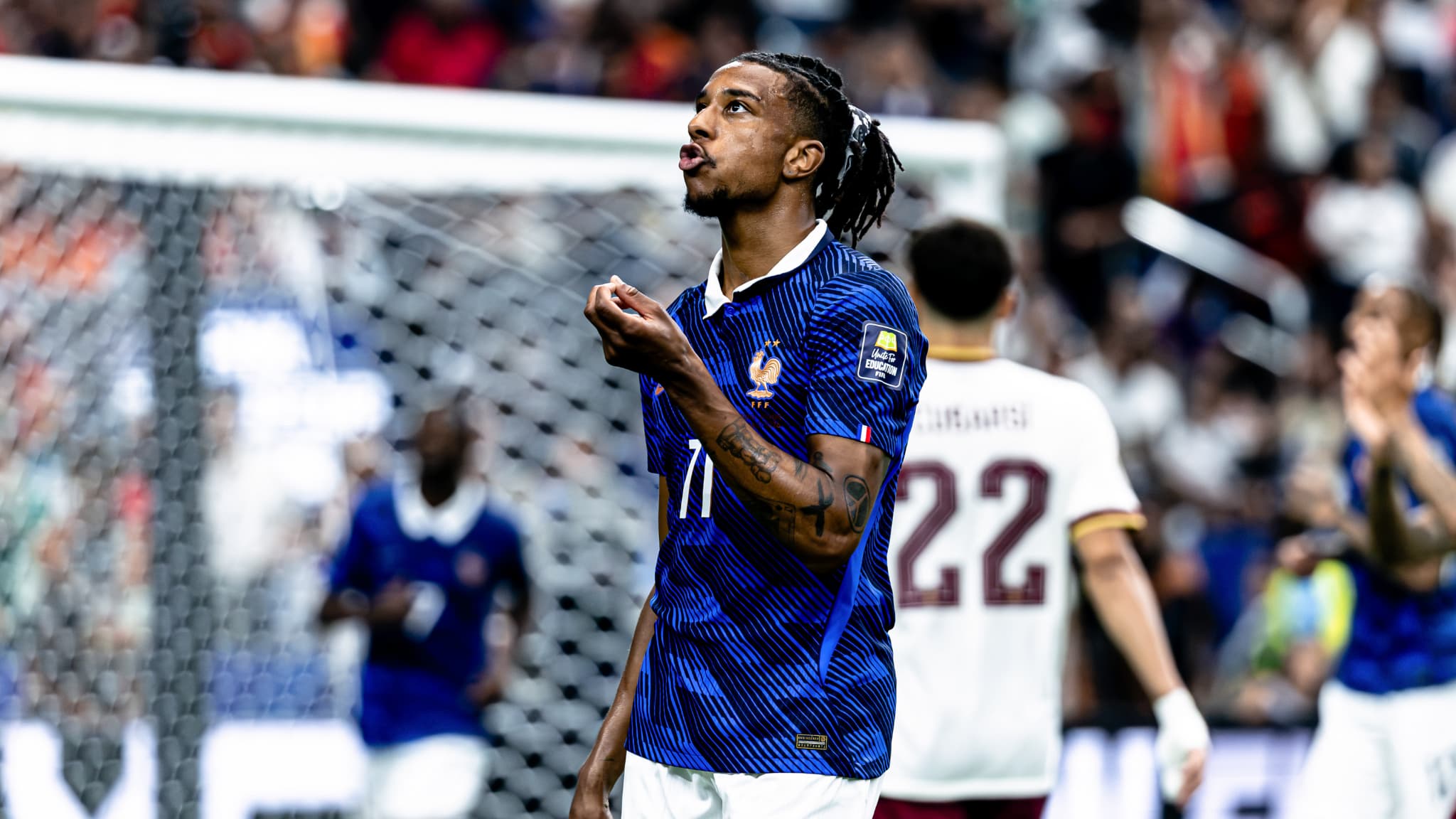 “Olise à la table de Zidane et Platini? Il n’est même pas à la cuisine pour l’instant”, lance Riolo