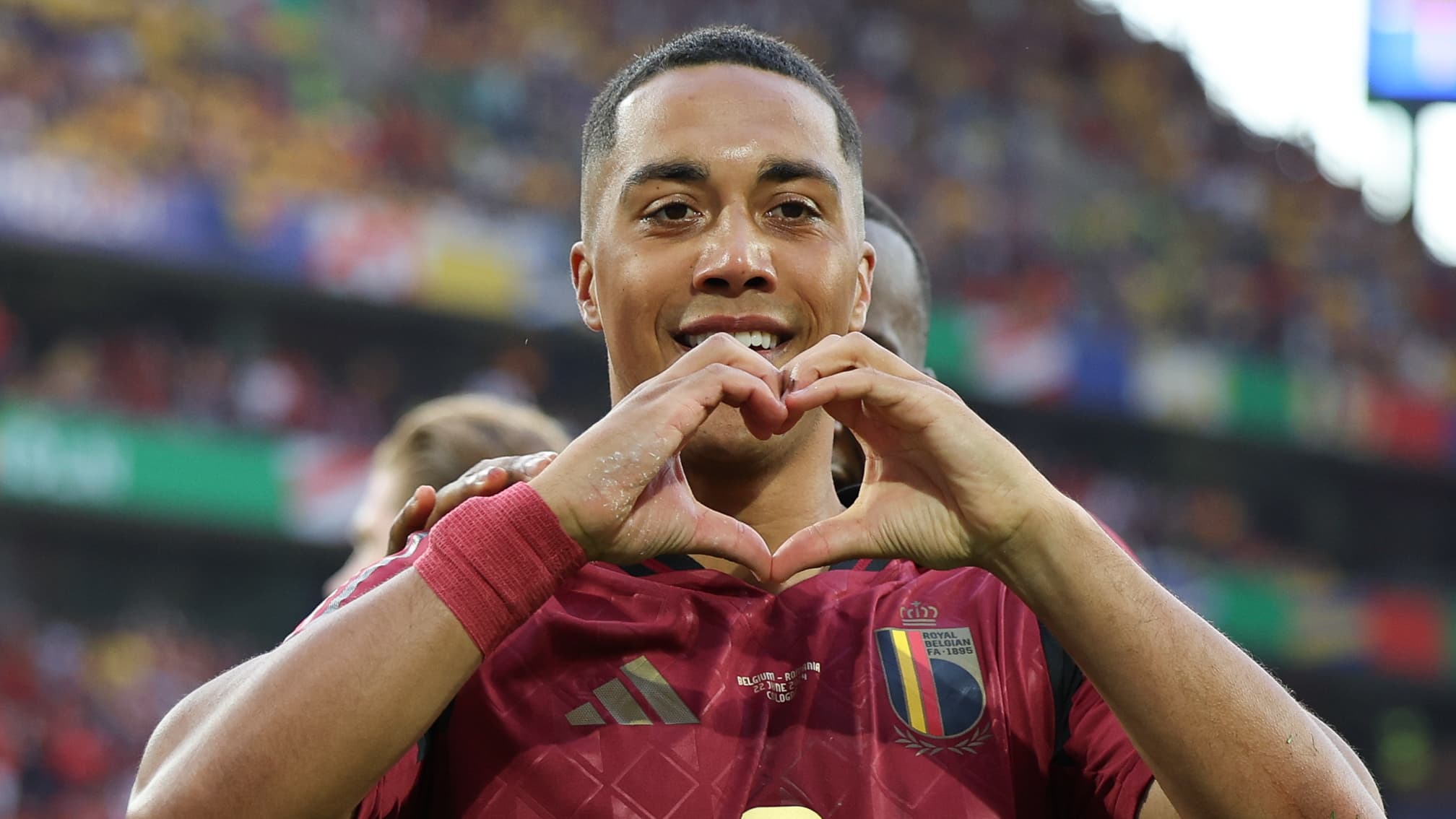 Manchester United s’offre Tielemans, Arsenal officialise le départ de Trossard