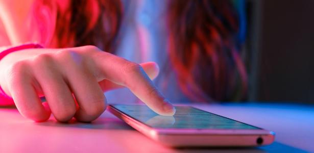 O jeito certo de limpar a tela do celular e não danificar o display