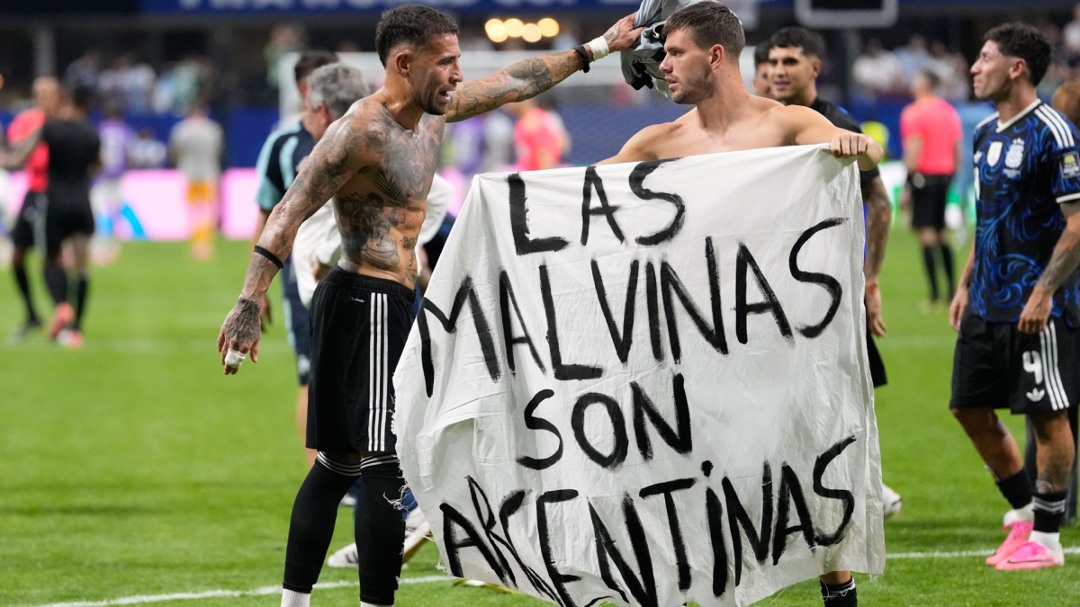 Piden la expulsión de la Premier de los argentinos que sacaron la pancarta “las Malvinas son argentinas”