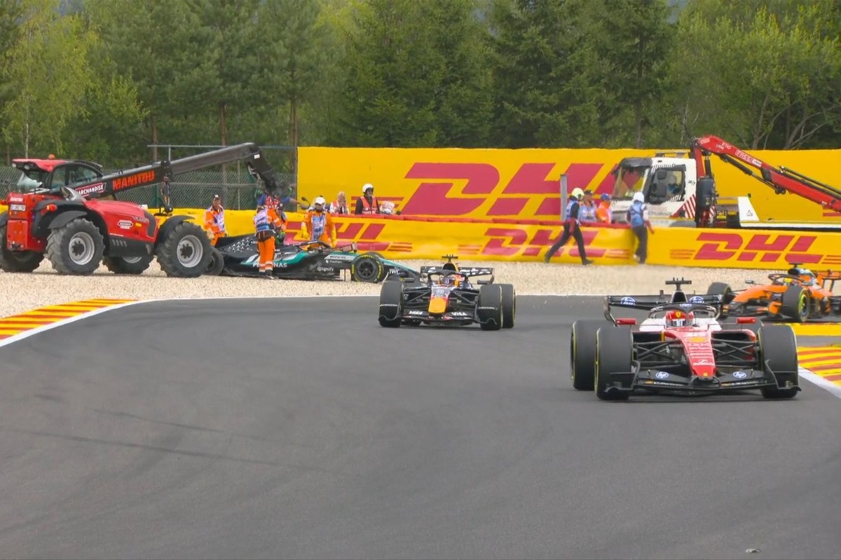 Russell abandona GP da Bélgica após toque de Hamilton