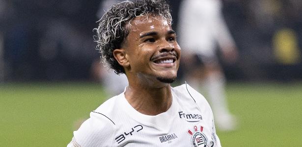 Kaio César decola no Corinthians após brecha de Memphis