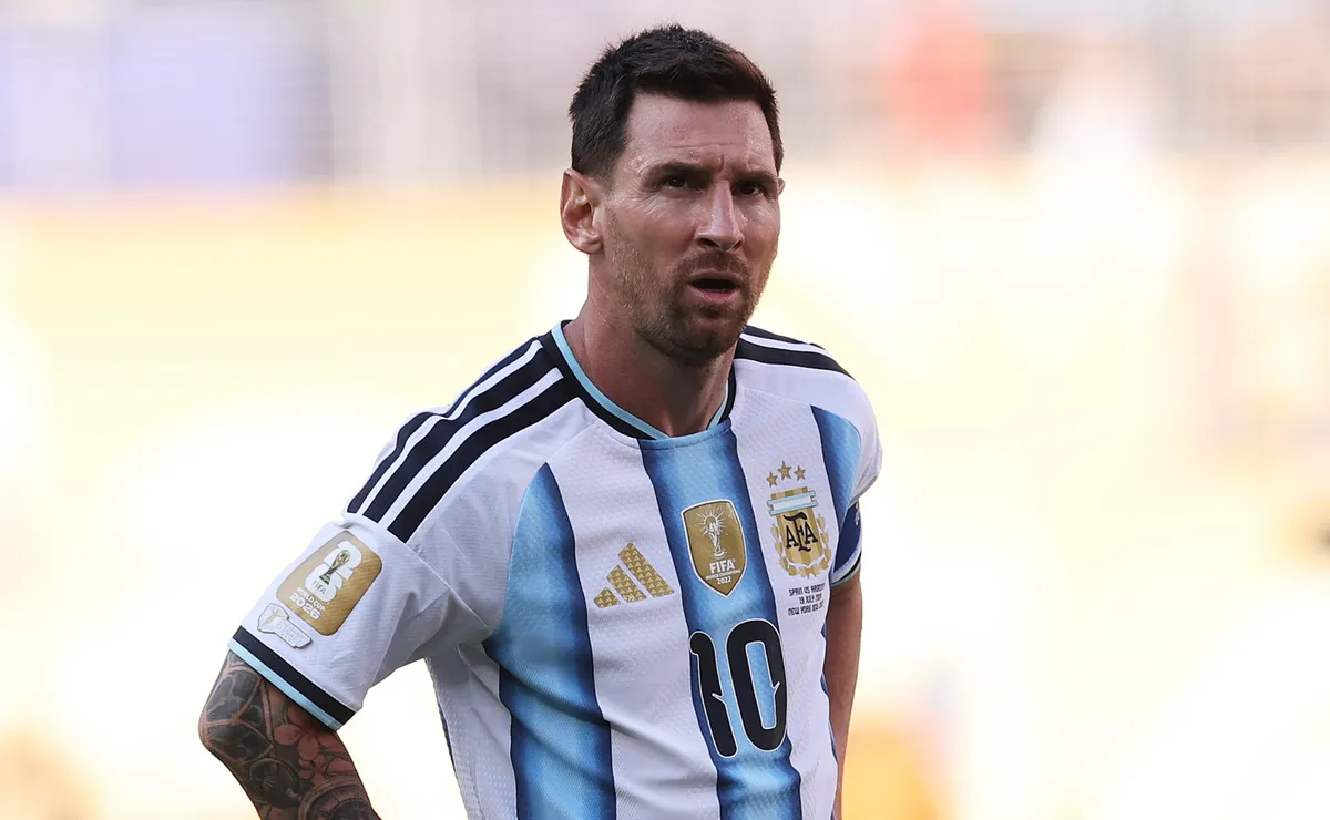 Video: Emotional Lionel Messi breaks down in tears after receiving silver medal following 2026 World Cup final loss