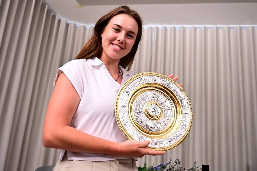 Noskova é recebida em Praga e exibe o troféu de Wimbledon