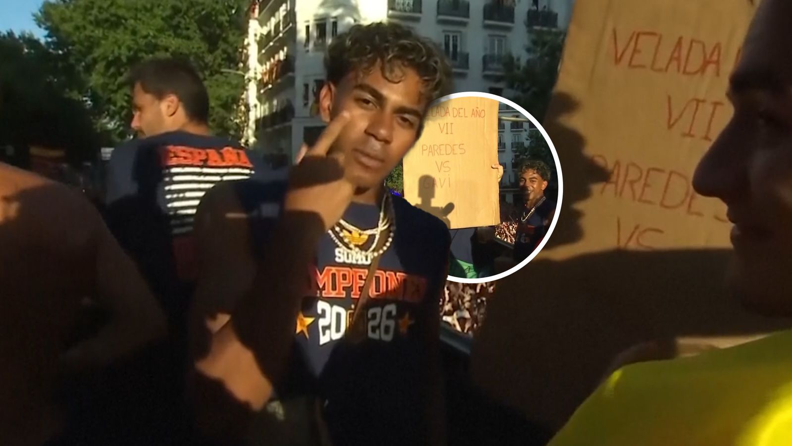 'Fight of the year!' | Lamine Yamal holds Paredes sign during bus parade!