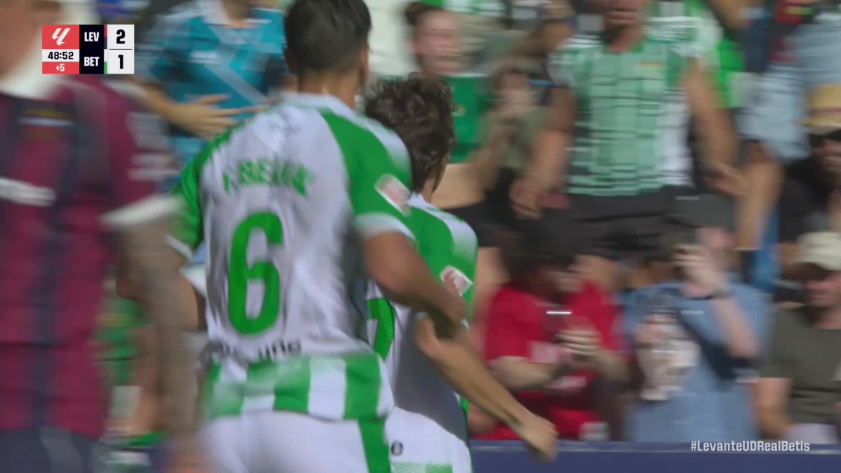 Gol de Riquelme (2-2) en el Levante 5-2 Betis