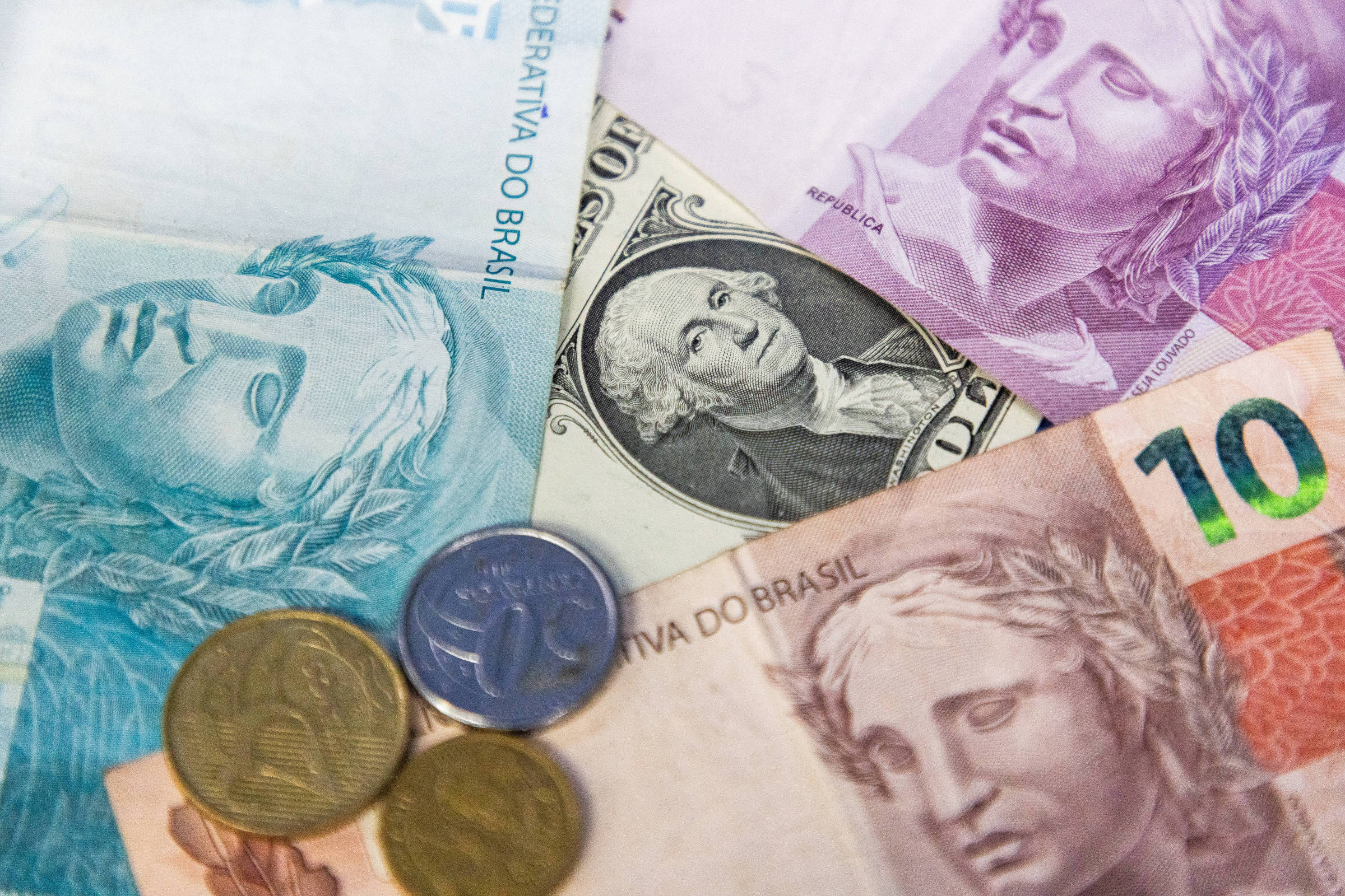 Acompanhe a cotação do dólar e a Bolsa nesta segunda (10) – 10/08/2026 – Economia