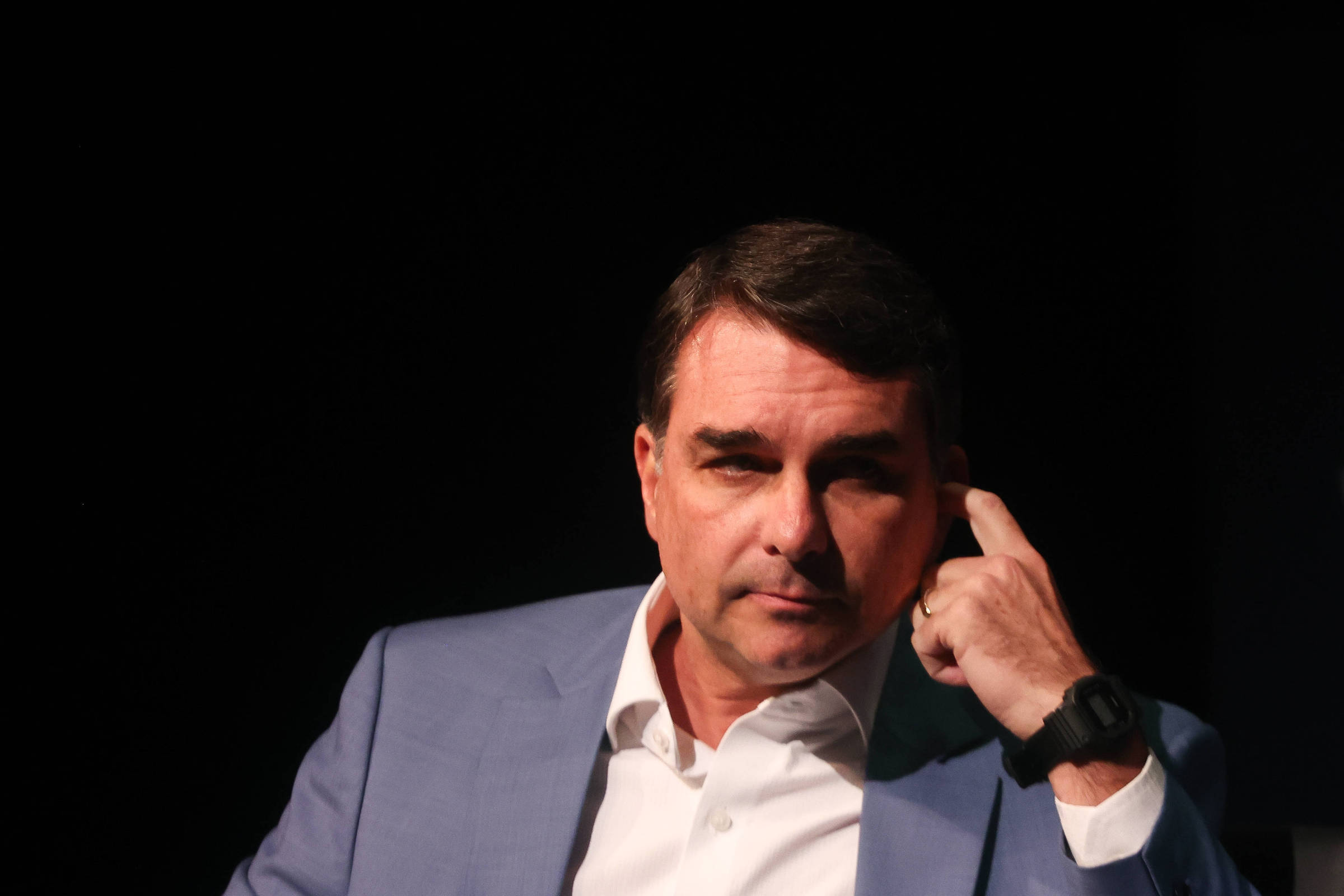 Flávio Bolsonaro evita dizer como votará sobre 6×1 – 30/08/2026 – Política