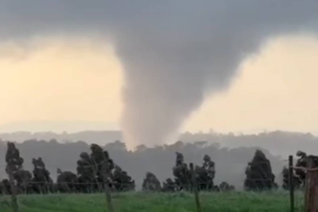 Moradores filmam tornado em área rural do Paraná – 09/08/2026 – Cotidiano