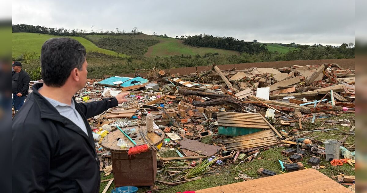 Moro percorre áreas atingidas pelo tornado em Piraí do Sul e acompanha situação das famílias