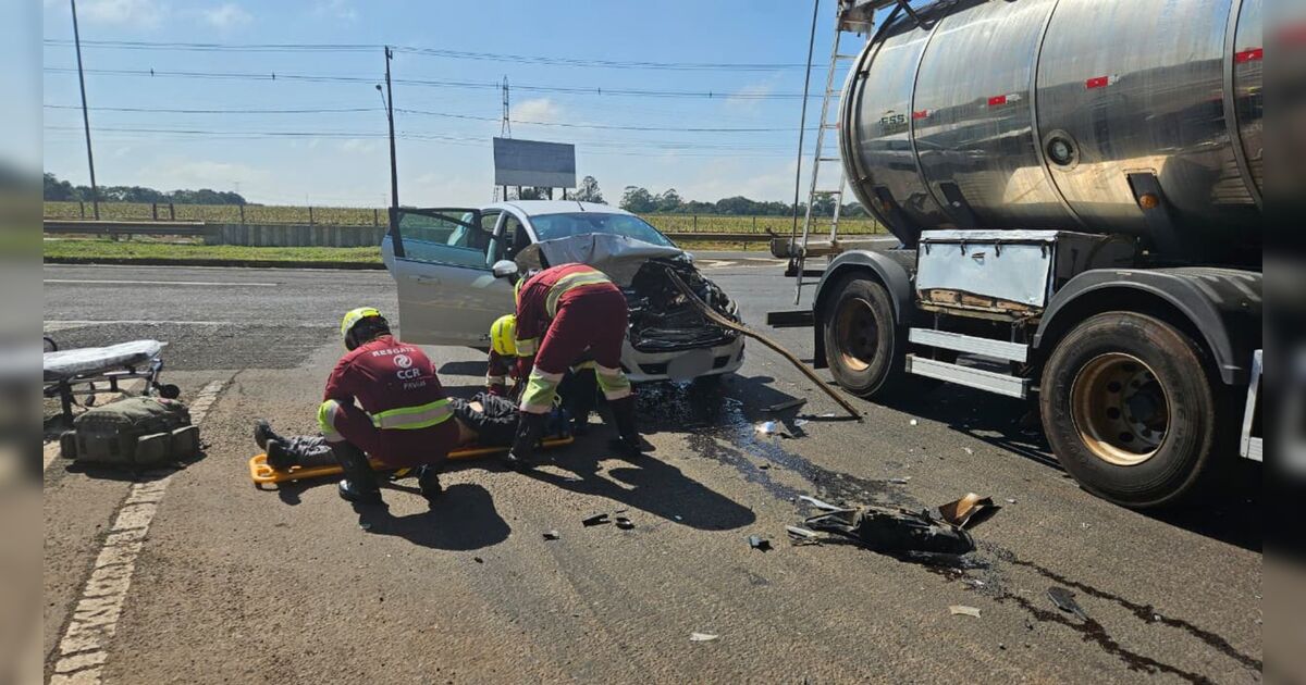 Acidente entre carro e carreta mobiliza socorro na BR-369 em Arapongas