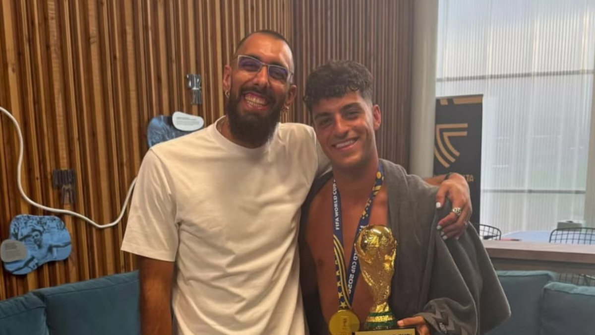 Borja Iglesias visitó a sus compañeros antes de volver de las vacaciones
