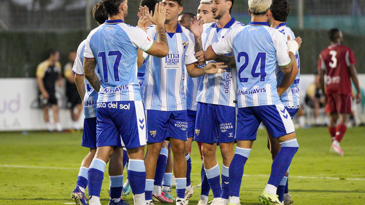 El Málaga golea en su primera victoria del verano