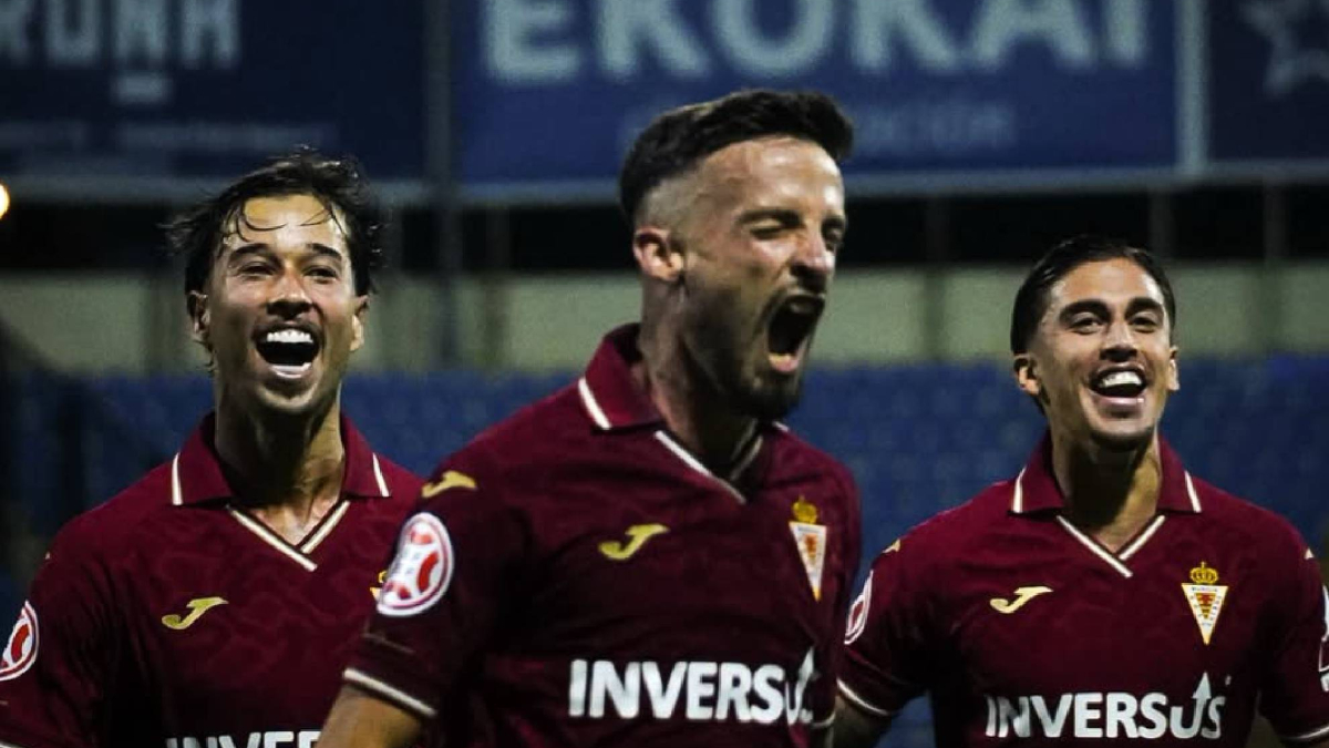 El Real Murcia viste de color grana su visita al Rico Pérez