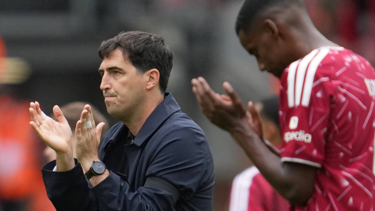 Neville acusa al Liverpool de “desproteger” a Iraola con una política “extraña”: “Si yo fuese Andoni…”