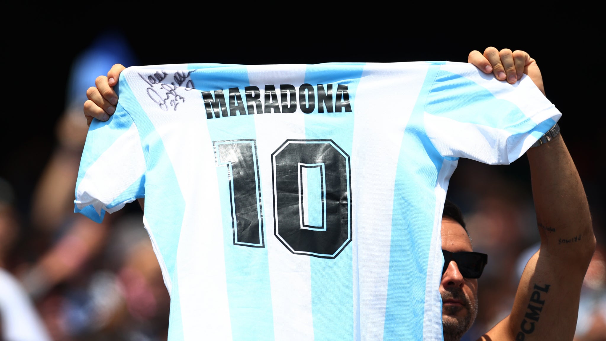 un prestataire médical reconnait une confusion entre des tests passés par Diego Maradona et son père