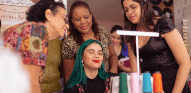 Autodidata abre escola de confecção e cria ‘Netflix da costura’