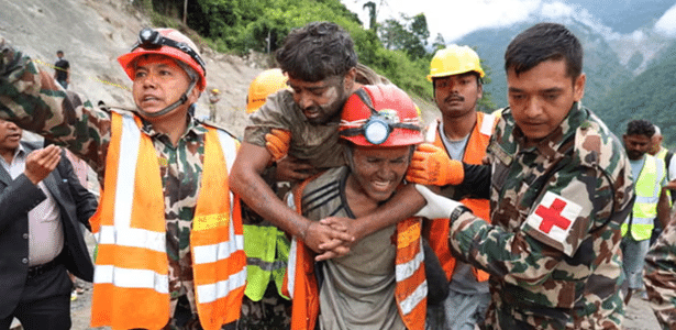 Socorristas resgatam 2 operários vivo de túnel no Nepal; buscas continuam
