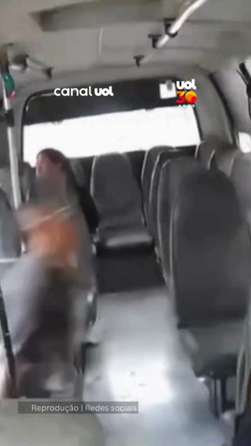 Motociclista é arremessado para dentro de ônibus após batida de moto na Colômbia