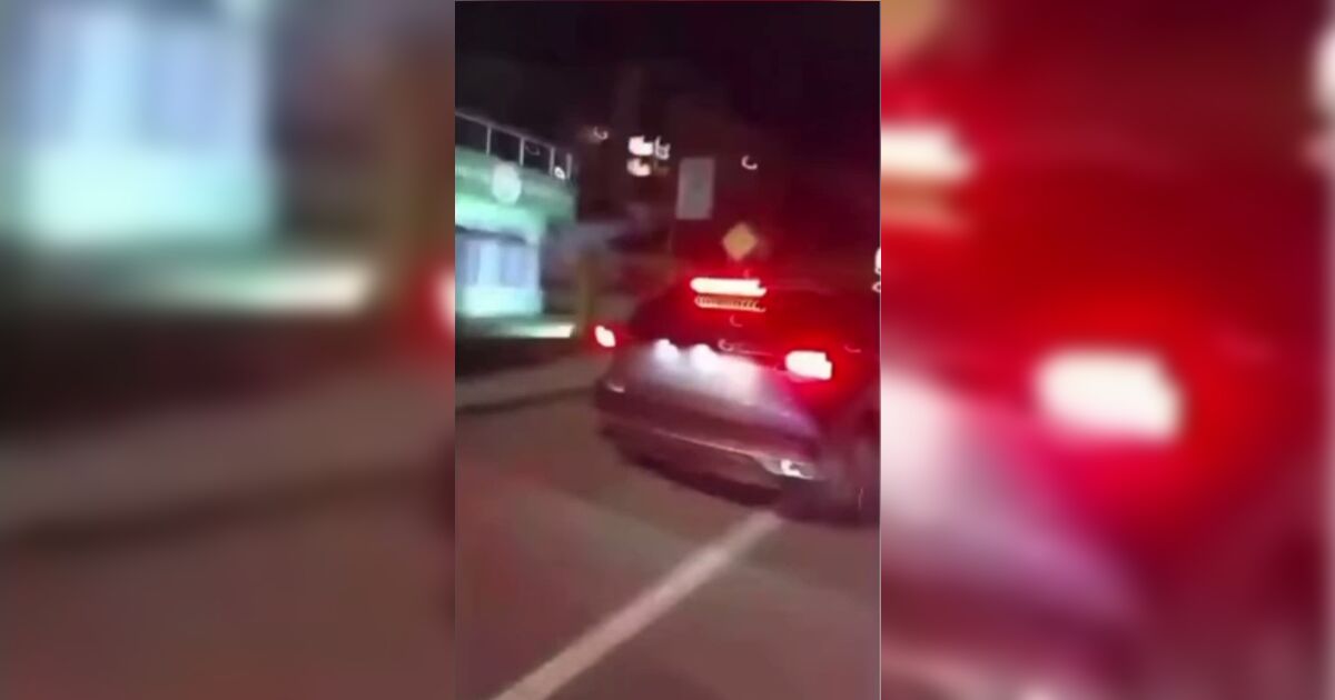 Crianças de 10 e 11 anos e adolescente furtam carro, dirigem pelas ruas de Florianópolis e batem em moto
