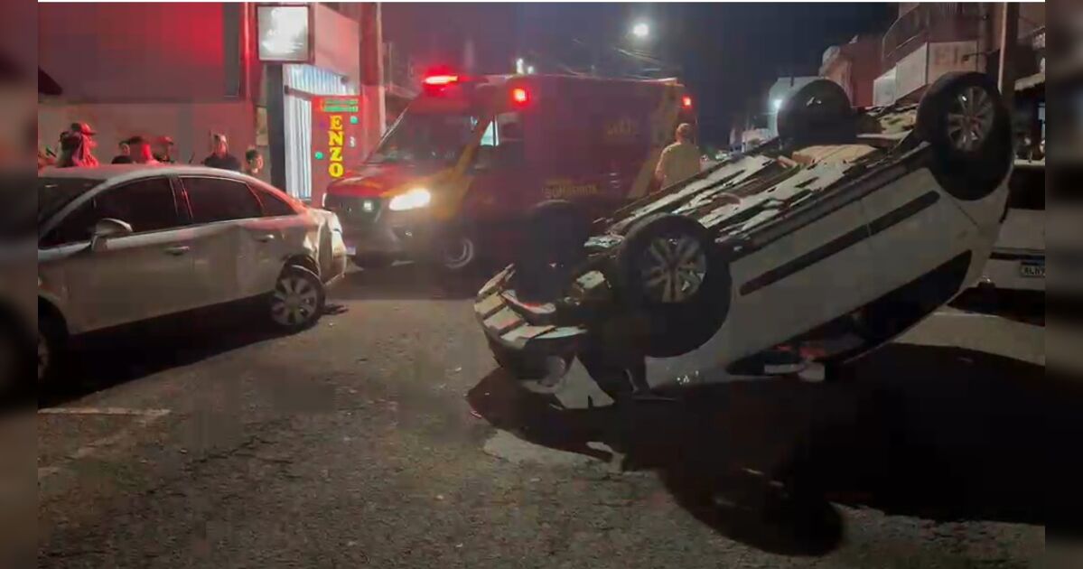 Mãe e bebê são encaminhados ao hospital após carro capotar em Arapongas