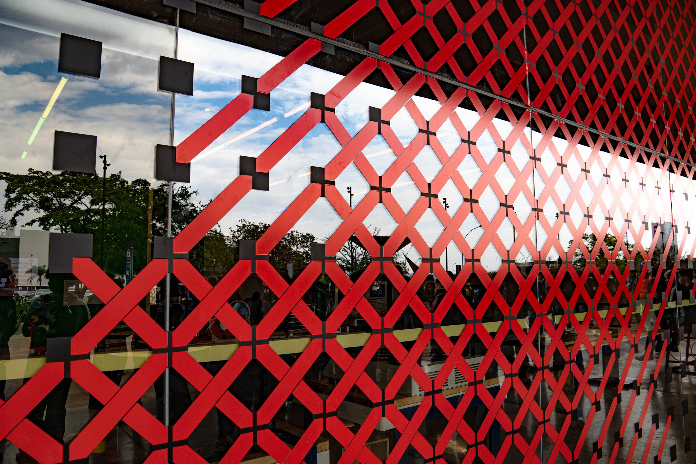 Obra de Regina Silveira cobre o Sesi Lab, em Brasília – 08/09/2026 – Plástico