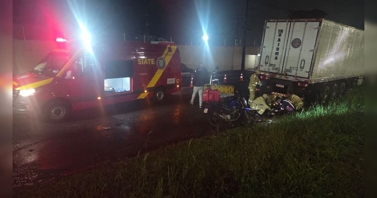 Entregador sofre ferimentos após acidente em Apucarana; motorista de carro fugiu do local