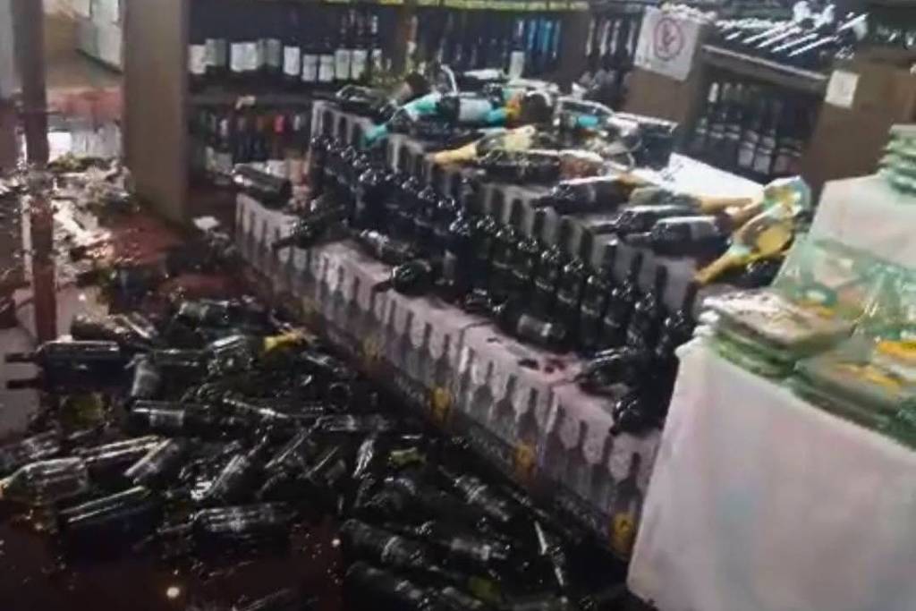 Homem destrói garrafas de vinho em supermercado – 15/09/2026 – Cotidiano