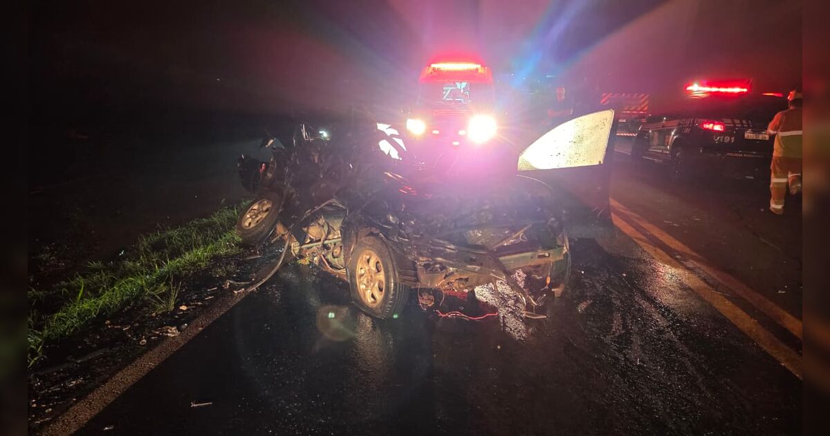 Acidente entre carro e caminhões deixa vítima em estado grave e bloqueia rodovia em Apucarana