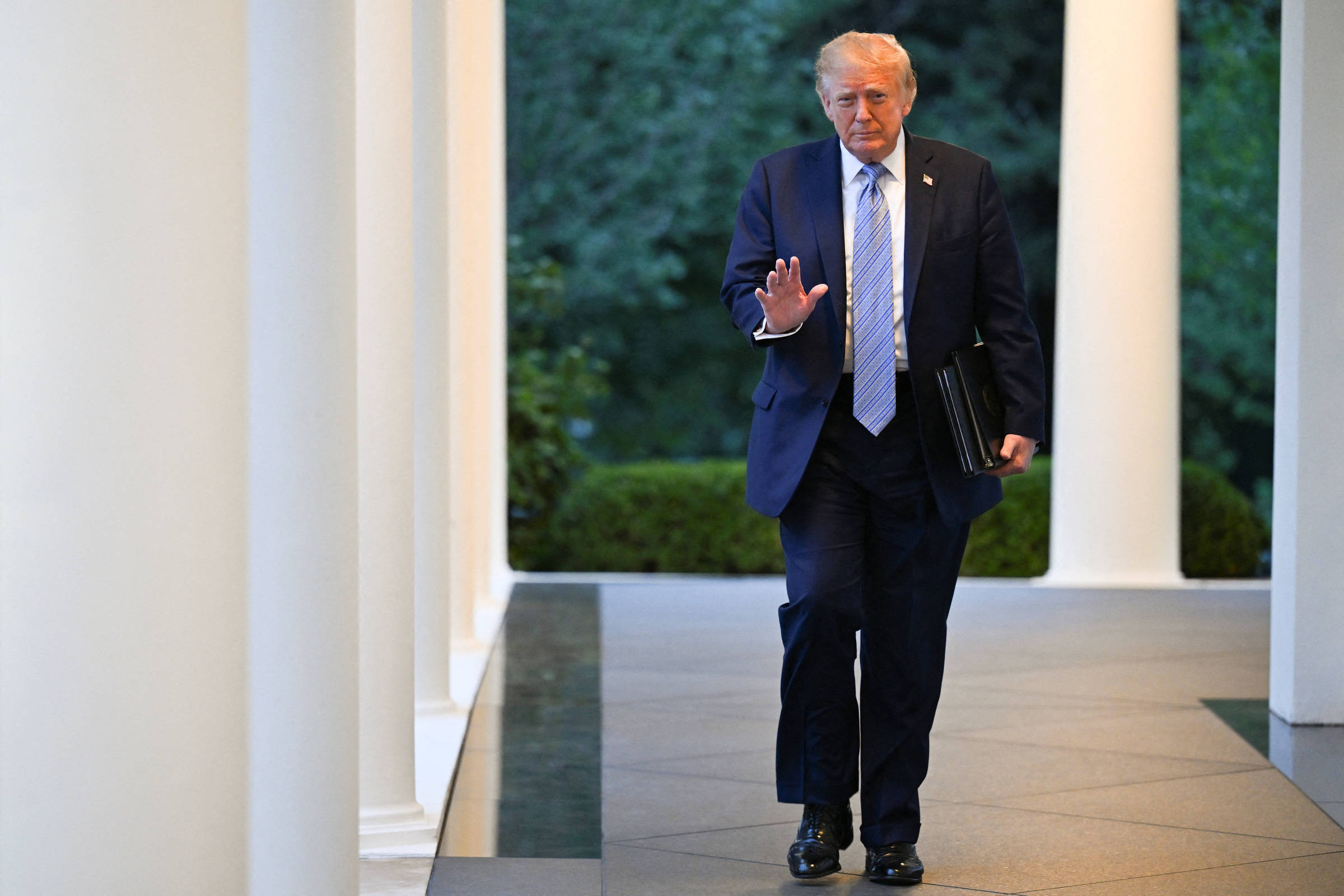 Trump proíbe três veículos de imprensa na Casa Branca – 18/09/2026 – Mundo