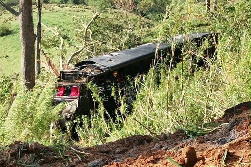 Ônibus cai em ribanceira e cinco pessoas morrem – 20/09/2026 – Cotidiano