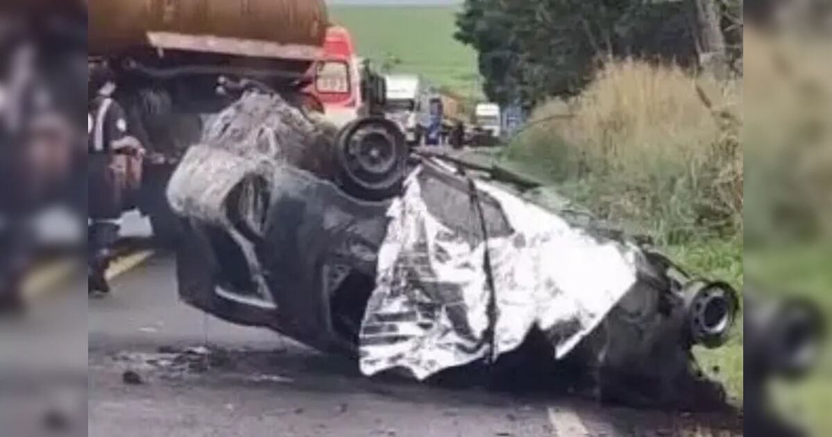 Colisão na PR-317 termina com três mortes após um dos automóveis pegar fogo no PR