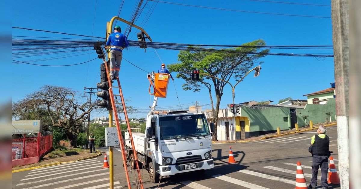Apucarana conclui reparos em semáforos danificados pelo temporal