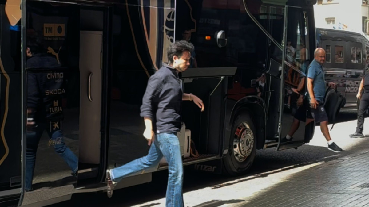 Kiat Lim llega a Mestalla camuflado en el autocar del Valencia en una tarde de protestas contra la propiedad